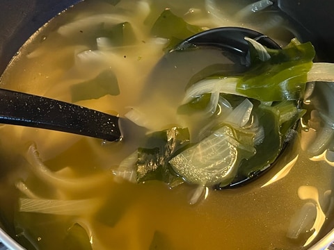 ほっとく簡単レシピ!玉ねぎとわかめのコンソメスープ